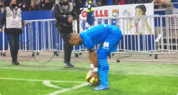 世体：巴萨将采取措施，避免重蹈法兰克福球迷攻占诺坎普覆辙（世体：巴萨拟采取新举措，避免法兰克福球迷再度攻占诺坎普）