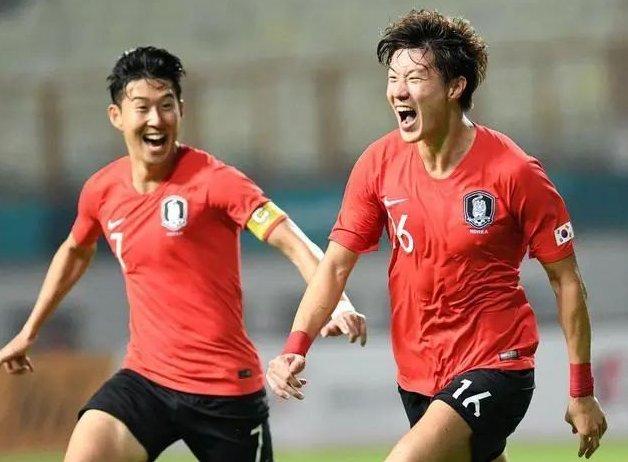 欧冠半场：里奥斯乱战破门，本菲卡暂1-0那不勒斯（欧冠半场：里奥斯混战建功，本菲卡暂以1-0领先那不勒斯）